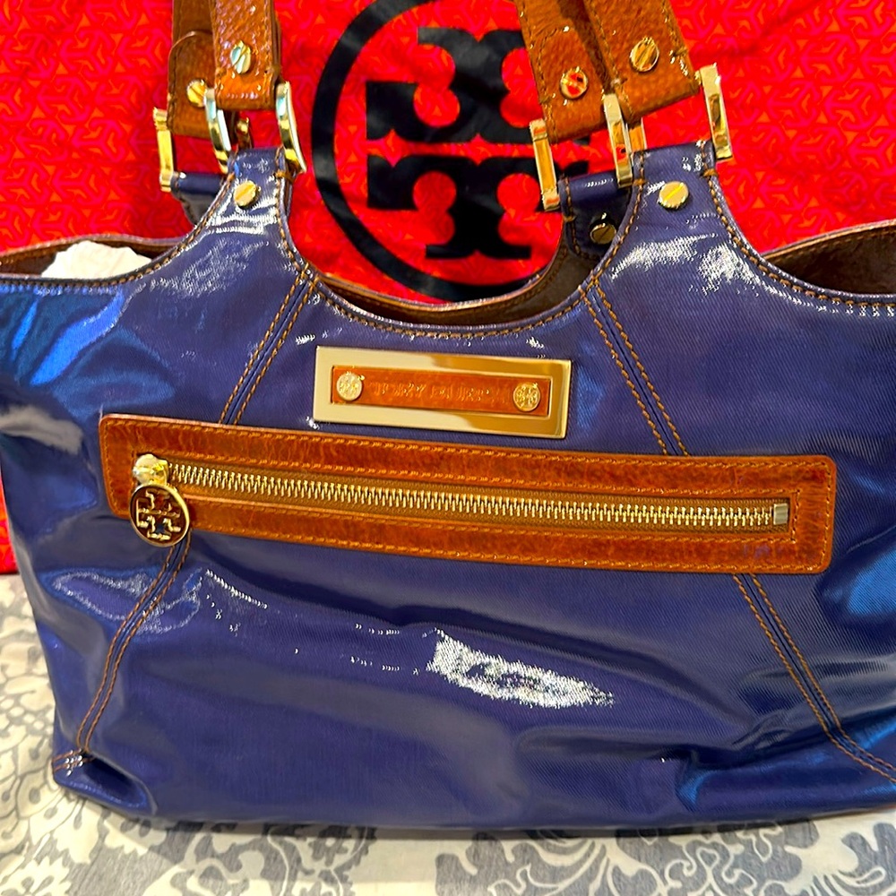Patent leather Tory Burch handbag. Beautiful gold detailing Zip closure like new
